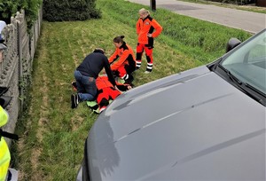 Kampania Mistrzu zwolnij i Road Safety Days  kierowca ćwiczy resuscytację na fantomie obok uczennice
