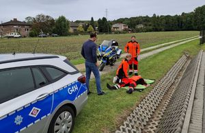 Kampania Mistrzu zwolnij i Road Safety Days kierowca uczy się pierwszej pomocy którą prezentują uczennice