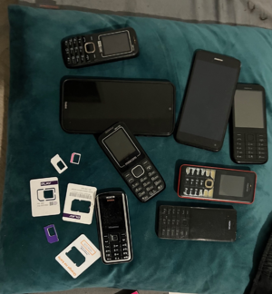 różne telefony komórkowe i wiele kart sim