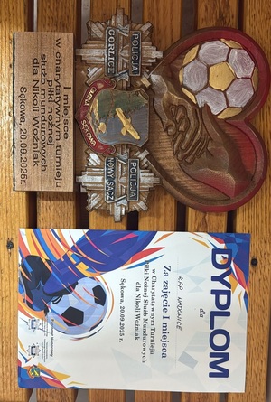 Dyplom i puchar za zajęcie pierwszego miejsca w turnieju piłkarskim.