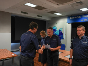 inspektor Artur Bednarek wręcza dyplomy za udział w turnieju