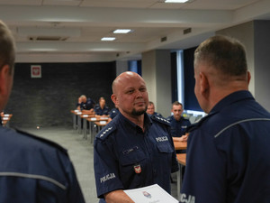 inspektor Artur Bednarek wręcza dyplomy za udział w turnieju
