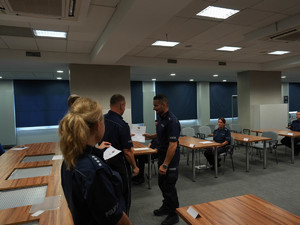 inspektor Artur Bednarek wręcza dyplomy za udział w turnieju