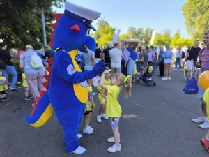 dziewczynka przybija piątkę maskotce krakowskiej policji