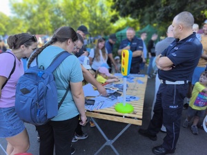 ludzie zgromadzeniu wokół policyjnego stoiska profilaktycznego