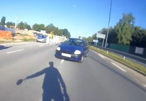 policjant zatrzymuje radiowóz