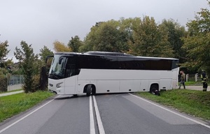 KPP Oświęcim. Autokar blokujący drogę
