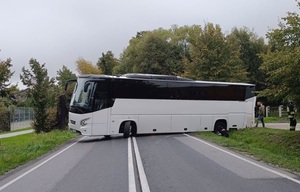KPP Oświęcim. Autokar blokujący drogę