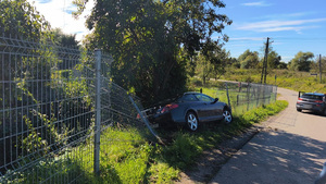 Uszkodzony samochód, którym poruszał się sprawca kradzieży z włamaniem