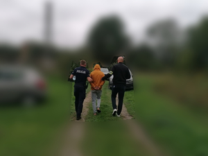 zatrzymany doprowadzany przez policjantów