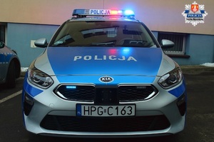 oznakowany radiowóz KPP Sucha Beskidzk a z właczonymi sygnałami świetlnymi