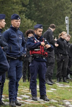 Policjacni jeden z nich ubrany w kamizelke ratunkową