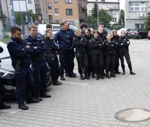 Policjanci i kadeci stojący w grupie