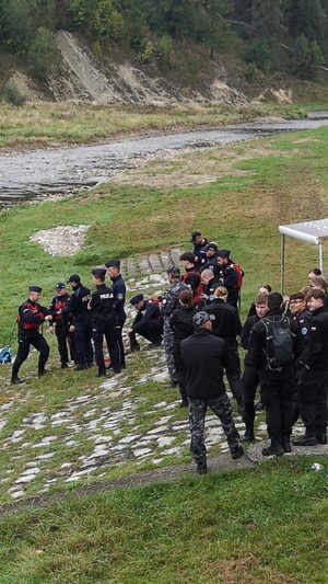 Policjanci rzucający rzutke do wody