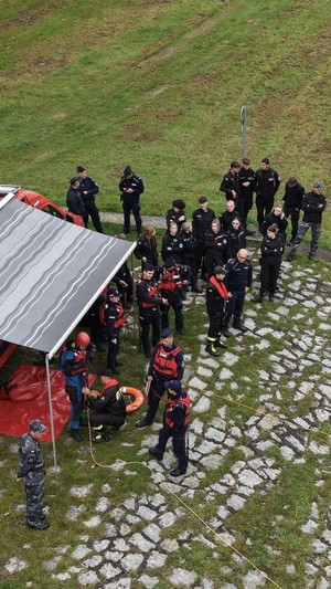 Zdjęcie z lotu ptaka uczniów oraz policjantów