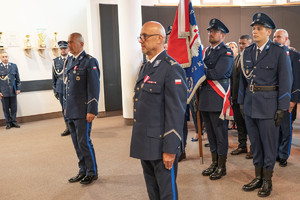 Komednanci przy sztandarze jednostki.