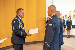 Komendant Wojewódzki Policji w Krakowie wręcza rozkazy Komendantom Powiatowym.