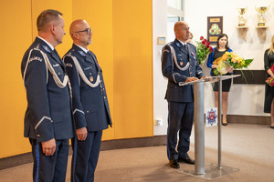 Mł. insp. Marcin Kaczmarek podczas przemówenia. Od lewej Komendant Wojewódzki oraz ml. insp. D. Jurczak