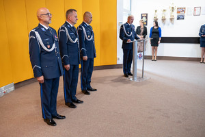 Powitanie gości przez I Zastępcę Komendanta Powiatowego. Od lewej ml. insp. Dominik Jurczak, Komendant Wojewódzki Policji w Krakowie insp. Artur Bednarek, mł. insp. Marcin Kaczmarek