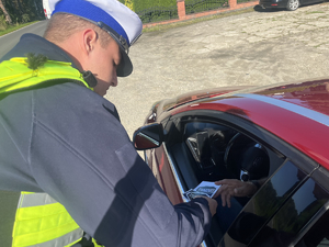 funkcjonariusz wręcza kierowcę ultokę zwolnij mistrzu