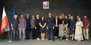 pamiątkowe zdjęcie pracowników i policjantów wydziału