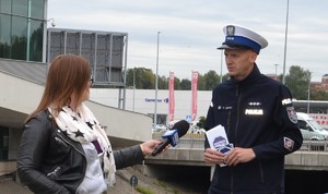 Policjant udzielająca wywiadu