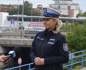 Policjantka udzielająca wywiadu