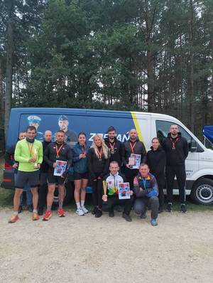 zdjęcie zbiorowe przy samochodzie służbowym