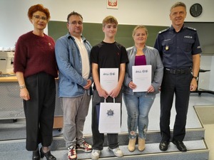 Wspólne zdjęcie pani dyrektor, rodzice Konrad i komendant