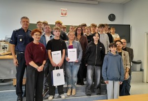 Konrad na wspólnym zdjęciu z klasą, rodzicami  panią dyrektor,  nauczycielami i komendantem