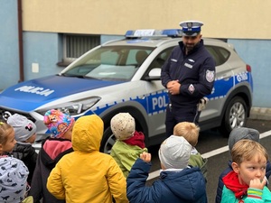 policjant i dzieci ruchu drogowego