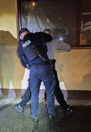 policjant przeprowadza kontrole osobistą meżczyzny