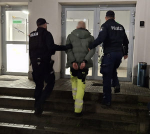 zatrzymany prowdzony przez 2 policjatów na komisariat
