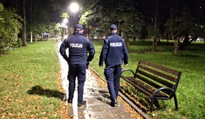 policjanci patrolują park