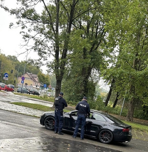 policjanci dokonują kontroli drogowej pojazdu