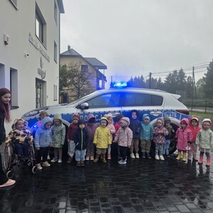 dzieci sojące przy radiowozie