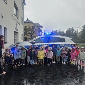 dzieci sojące przy radiowozie