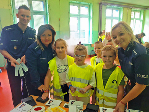 Policjanci rozdający odblaski
