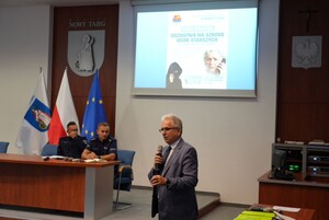 Przemawiający mężczyzna przez mikrofon