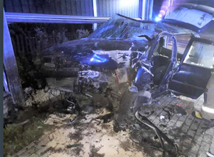 Wypadek drogowy Podolsze strażacy przy uszkodzony samochód i bariery dźwiękochłonne