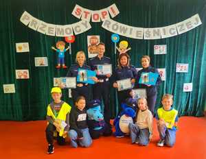 policjanci na pamiętkowym zdjęciu