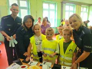 policjanci z dziećmi