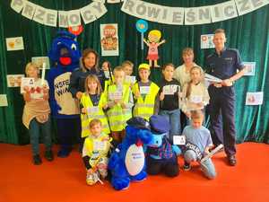 policjanci z uczniami