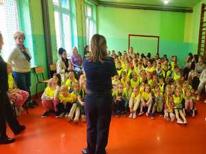 policjantka na prelekcji z dziecmi