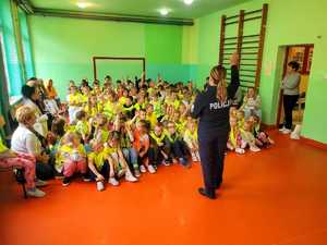 policjantka podczas zajęć z uczniami