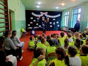 policjantki podczas zajęc z uczniami