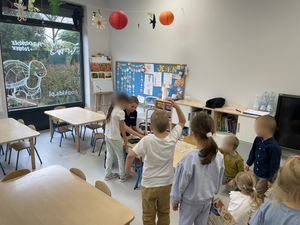 kolejka dzieci do wykonania odcisków lini papilarnych