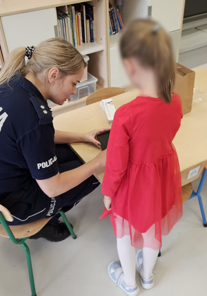 policjantka wykonuje odciski dziewczynce