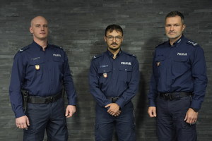 Komendant Kubiak z policjantami