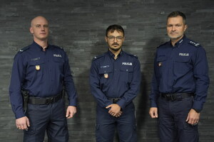 Komendant Kubiak z policjantami